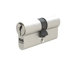 Bezpečnostní cylindrická vložka FAB 3*** 30+40 s pěti klíči a identifikační kartou.